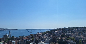 İstanbul, Türkiye’de Marmara Bölgesi’nde yer alan ve İstanbul ilinin merkezi olan şehirdir.