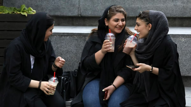 İran'da zorunlu başörtüsü tasarısı durduruldu