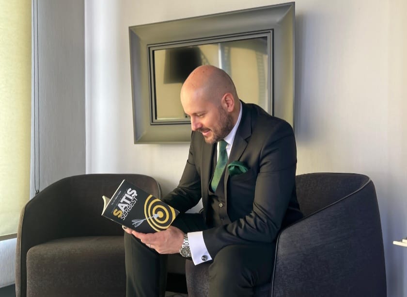 Tuğhan TURAN, yazarlık kariyerindeki başarıları sebepli VEOHABER tarafından ödüllendirildi