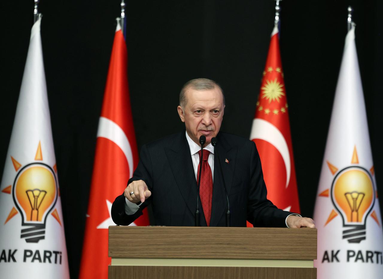 Erdoğan'dan Özgür Özel'e İngiliz muhipler cemiyeti göndermesi: Titreyip kendine gelsin