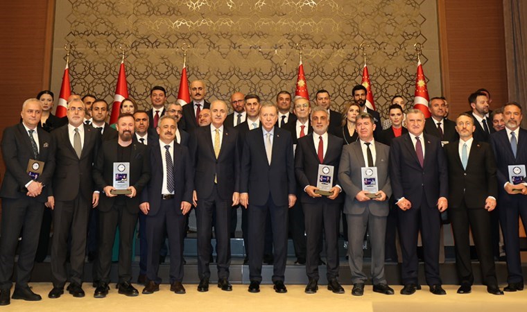 Erdoğan, yandaşlara ‘ödül’ dağıttı: Yeni Akit’e yılın haber sitesi ödülü!