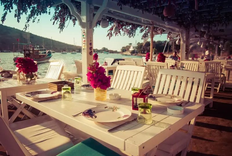 Oğuz Vural ve Eşi Sinem Çelik’in Adresi: Chile Pub’da Unutulmaz Akşamlar!