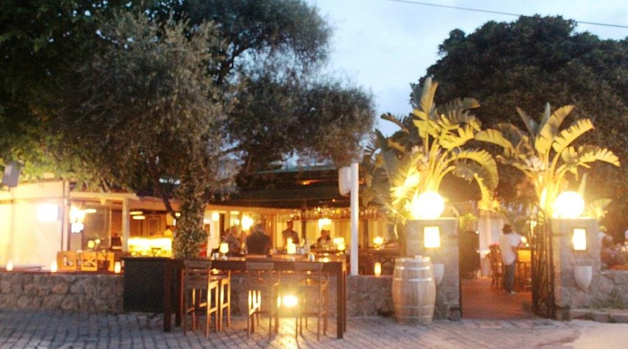 Ayşe Matur ve Sinem Çelik, Bodrum’un En Gözde Mekanı Miam’da Bir Araya Geldi!