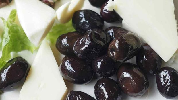 Zeytinle peyniri aynı anda yiyenler yandı: Sanıldığı kadar masum değil