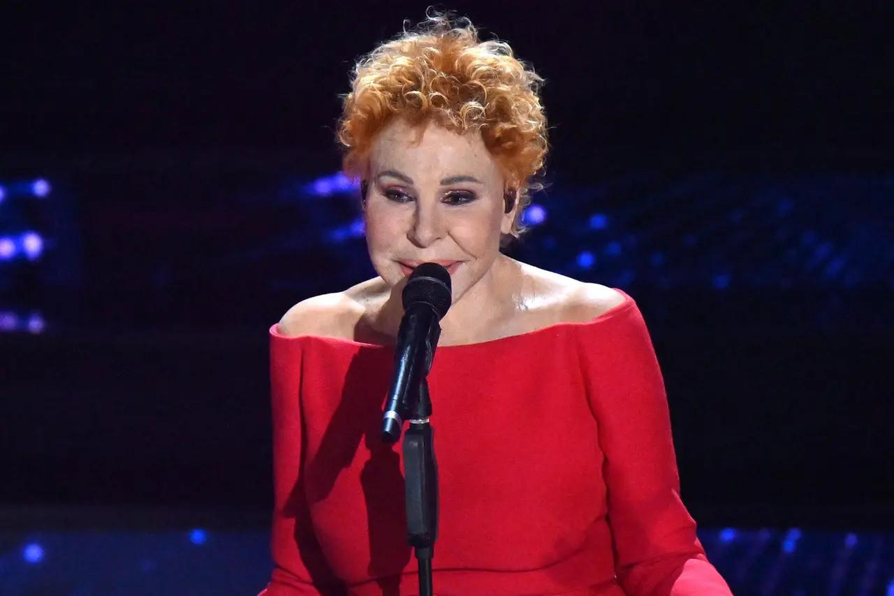 Ünlü şarkıcı hayatını kaybetti