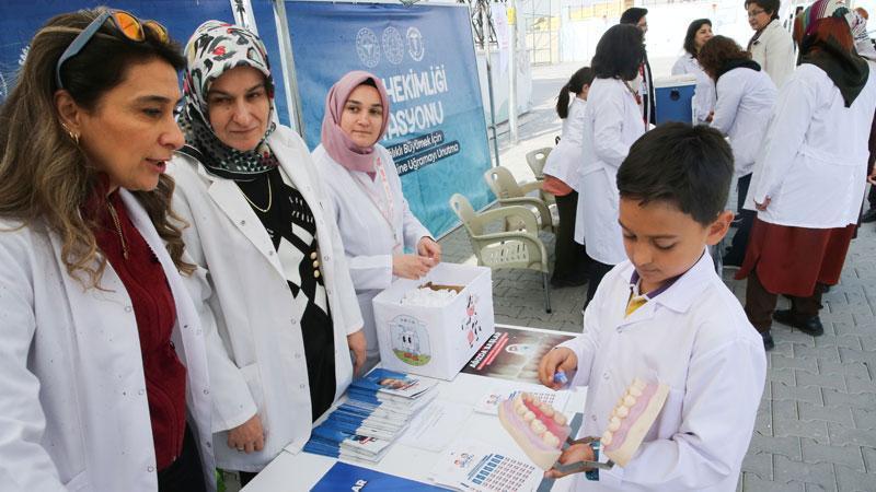 Sağlık personeli ile sahaya inen ilkokul öğrencileri, ‘Sağlık Elçisi’ oldu