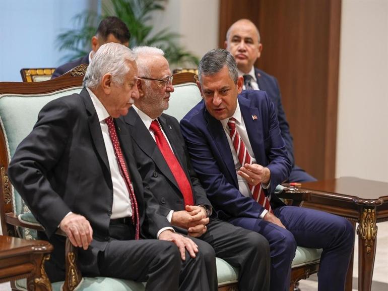 CHP Genel Başkanı Özel, KKTC'de düzenlenen törenlere katıldı