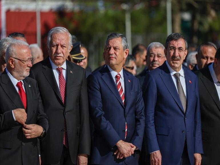 CHP Genel Başkanı Özel, KKTC'de düzenlenen törenlere katıldı