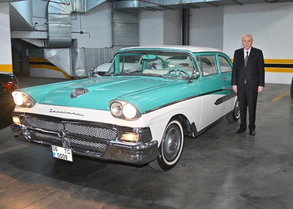 Bahçeli'den partisinin MYK üyesine klasik otomobil hediyesi