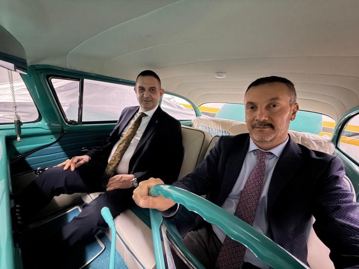 Bahçeli'den partisinin MYK üyesine klasik otomobil hediyesi