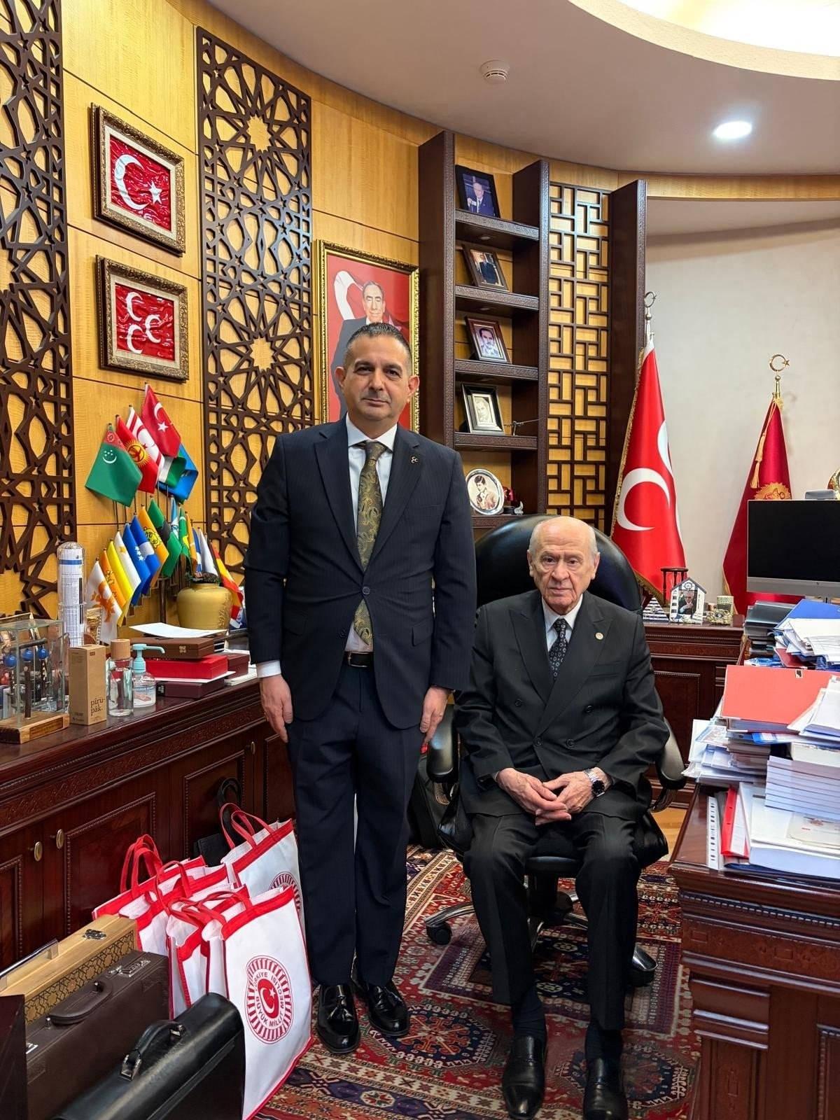 Bahçeli'den partisinin MYK üyesine klasik otomobil hediyesi