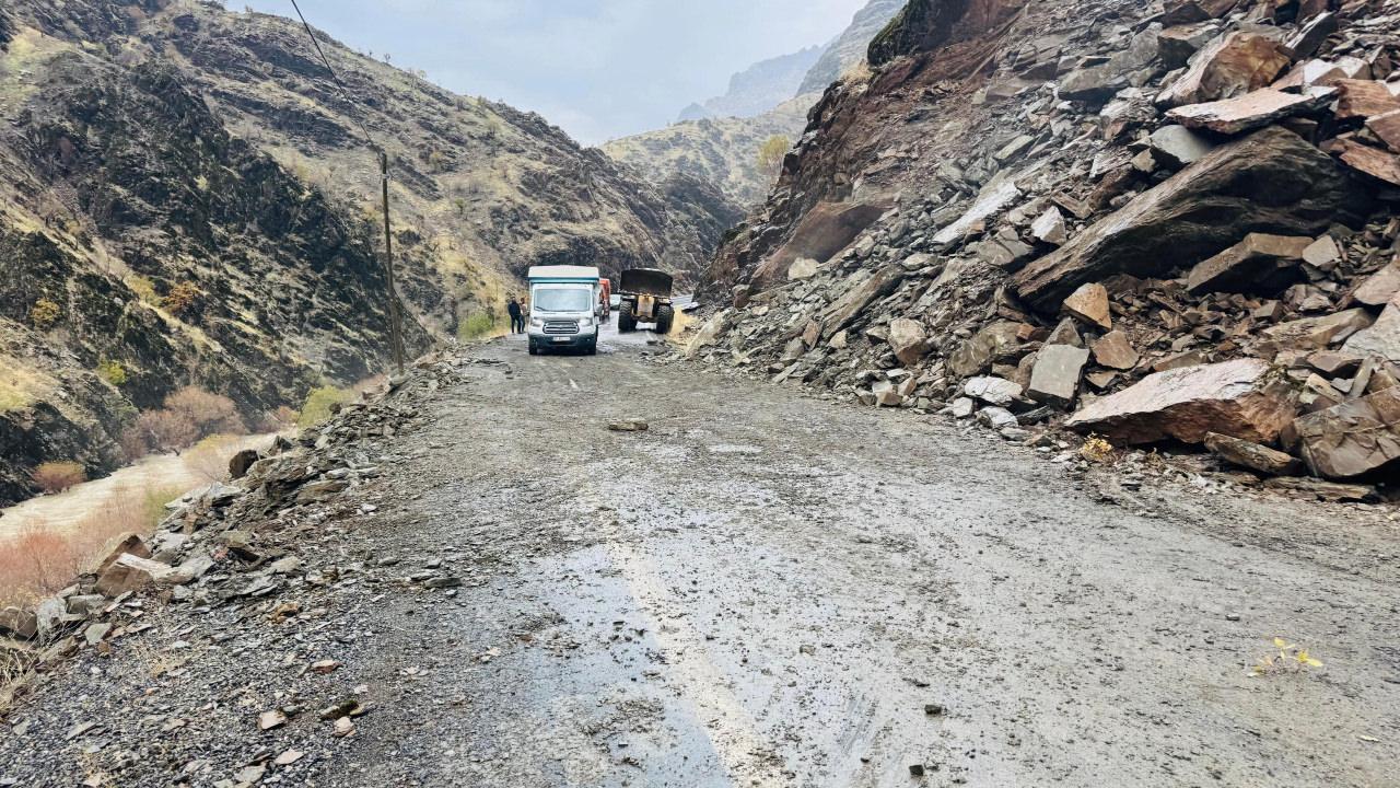 Yağış sonrası kopan kaya parçaları yolu ulaşıma kapattı