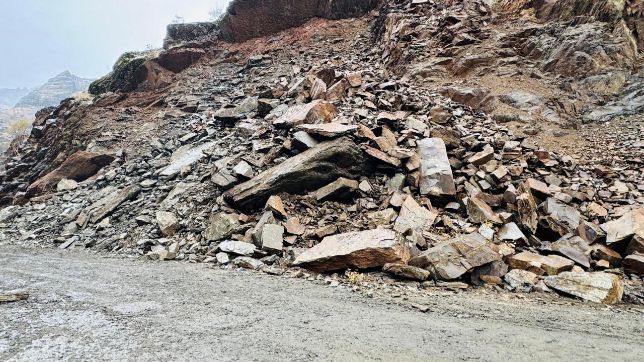 Yağış sonrası kopan kaya parçaları yolu ulaşıma kapattı