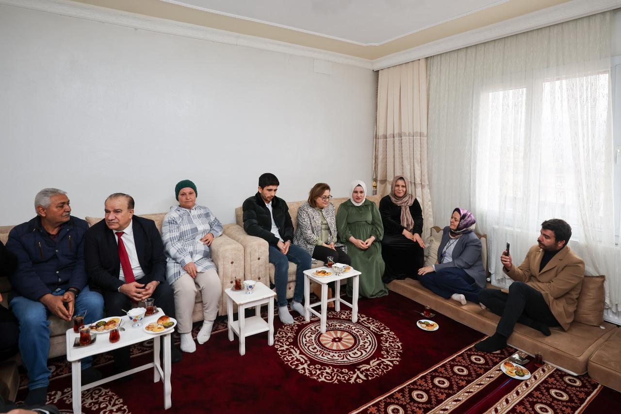 Başkan Şahin'den 'Bir Umut Bir Can' projesinden yararlanan çifte ziyaret!