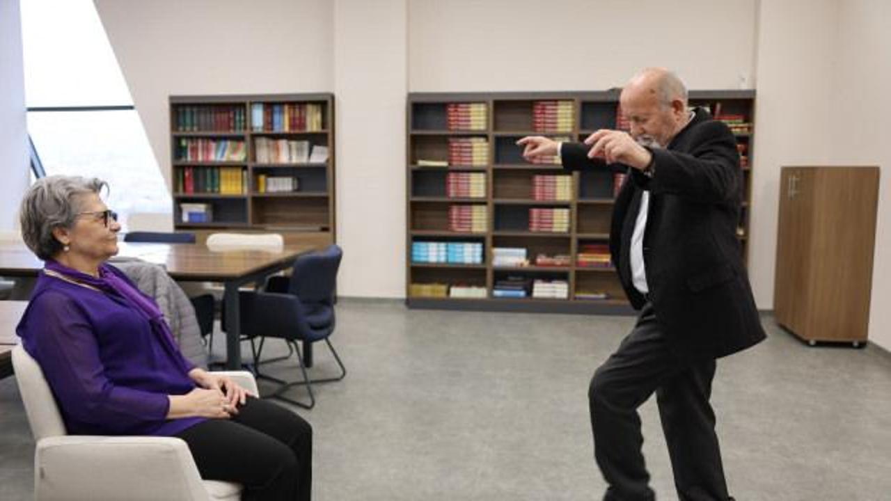 47 yıllık eşine sevgililer günü sürprizi! Türkü söyleyip, zeybek oynadı