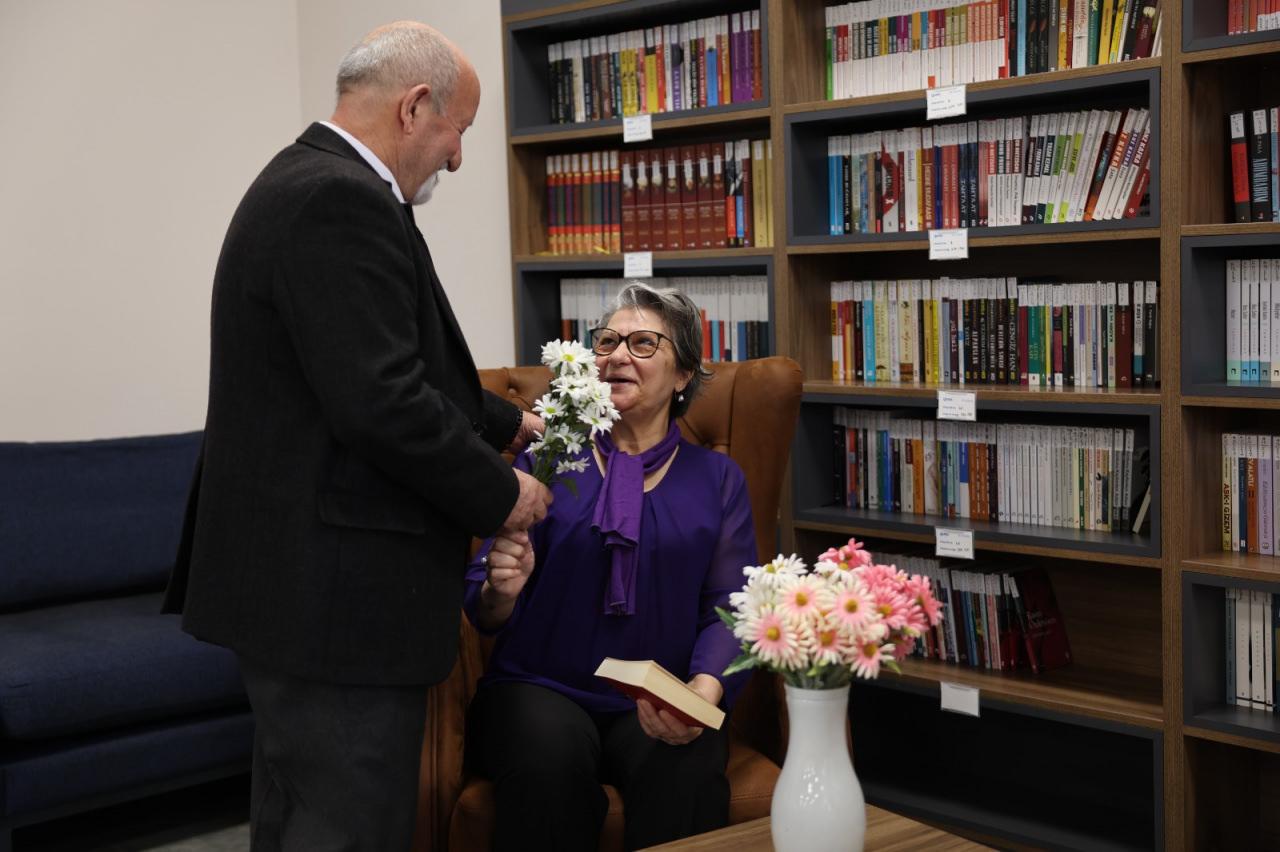 47 yıllık eşine sevgililer günü sürprizi! Türkü söyleyip, zeybek oynadı