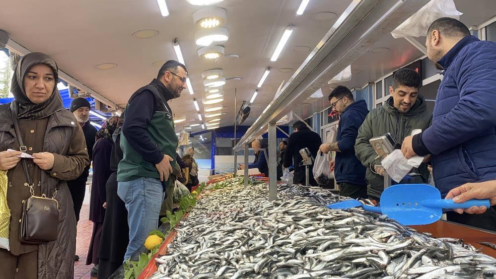 Hamsi bolluğu sürüyor: Kilosu 200 lira