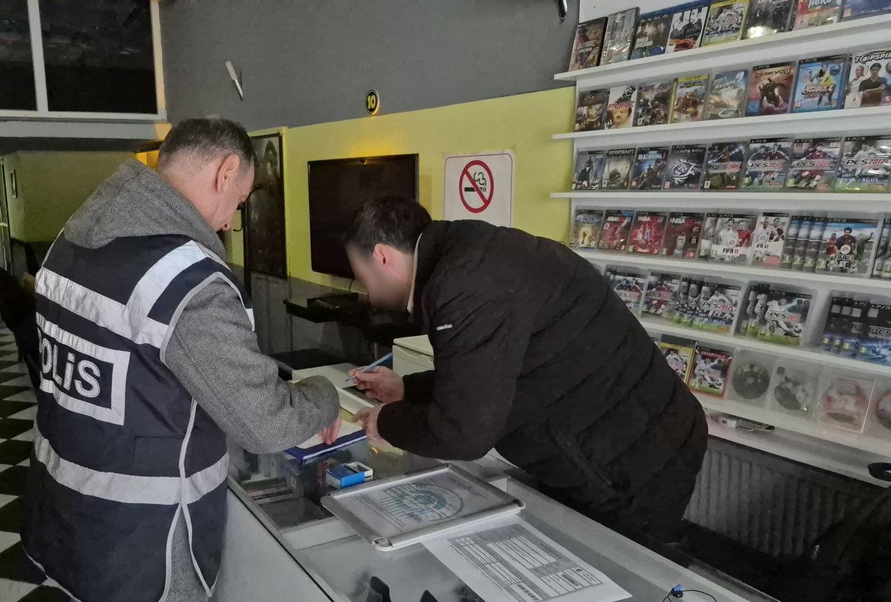 Polise yakalanan öğrenciler panik oldu! Eskişehir'de internet kafelere denetim