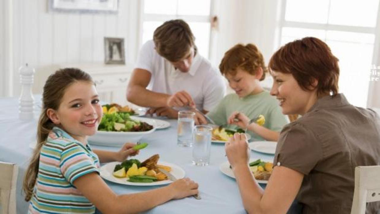 Uzman isimden dikkat çeken öneri: “Çocuklarla aynı sofraya oturun”