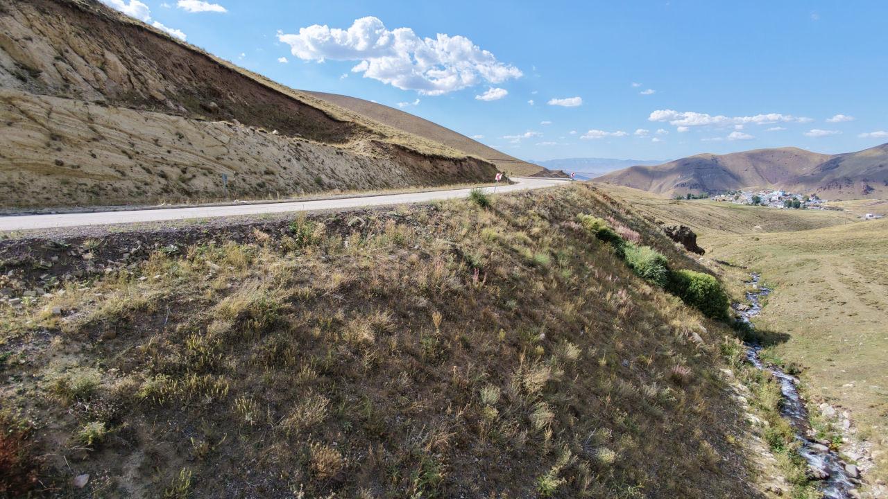 Erzurum'da akılalmaz yol: Araçlar vites boştayken yokuş yukarı gidiyor