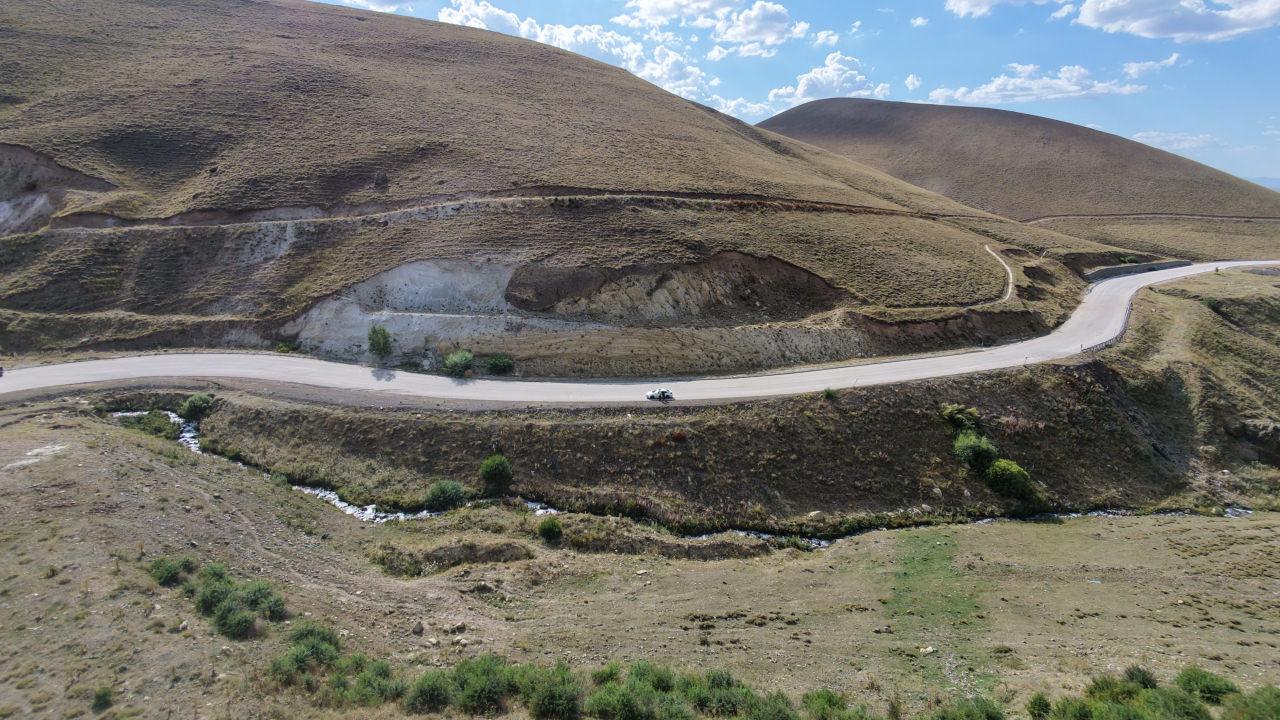 Erzurum'da akılalmaz yol: Araçlar vites boştayken yokuş yukarı gidiyor
