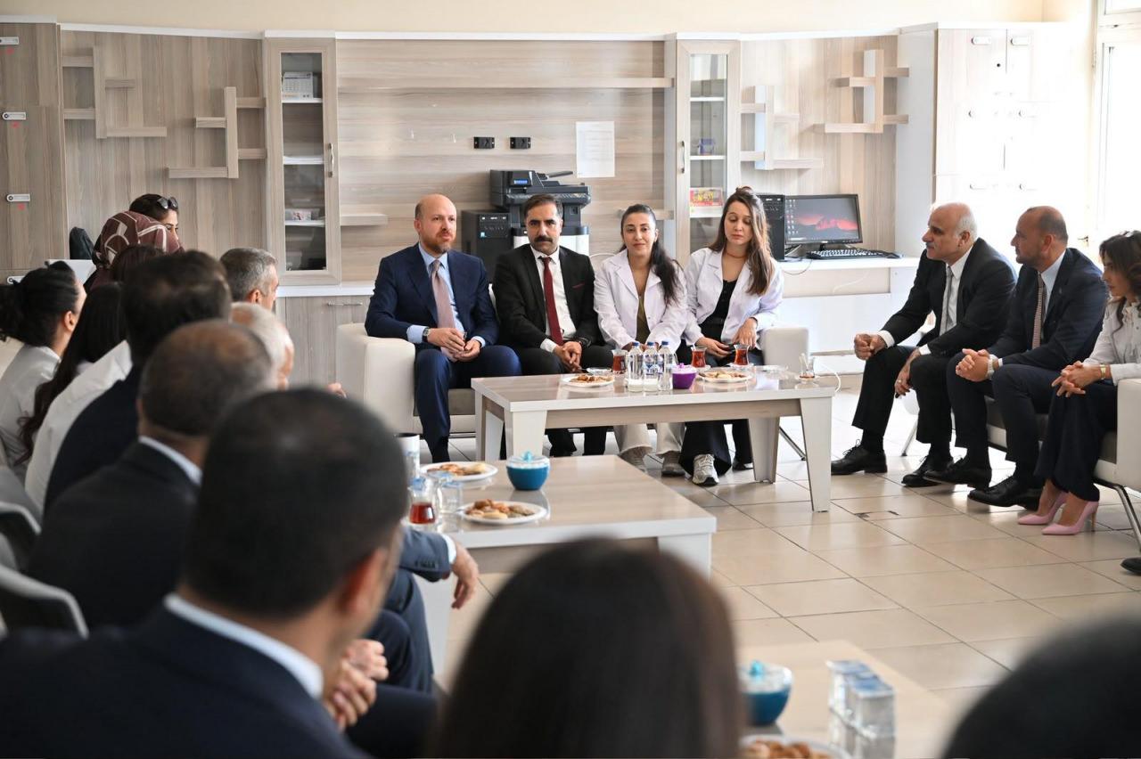 Bilal Erdoğan, Diyarbakır’da öğrenci ve öğretmenlerle buluştu! Gençlere net mesaj...